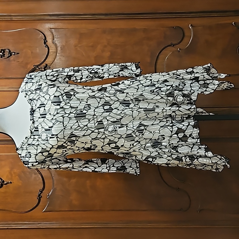 The Wow Now Sheer Tunic Blouse Shirt Black and White Floral 3/4 Sleeve Sz Sm